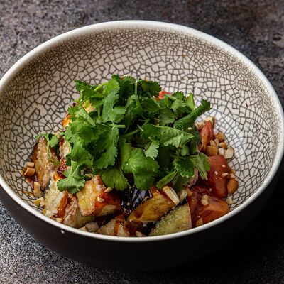 Хрустящие баклажаны с розовыми томатами и соусом чили BBQ в Brasserie Lambic по цене 830 ₽