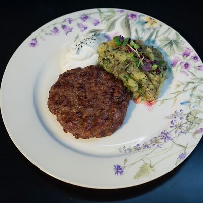 Бифштекс с мятым картофелем, грибами и сметанным соусом в Филин по цене 735 ₽