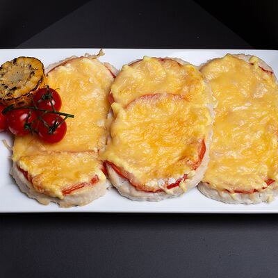 Отбивная куриная с помидором в Рябинушка по цене 385 ₽