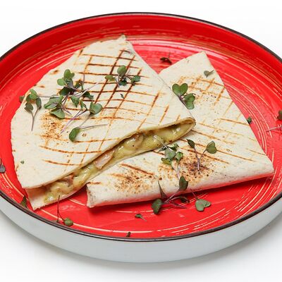 Кесадилья с креветками в Chillis Bar по цене 690 ₽