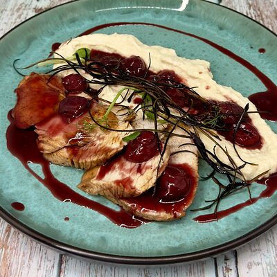 Филе индейки с вишневым соусом и кремом из сельдерея в Сова по цене 785 ₽