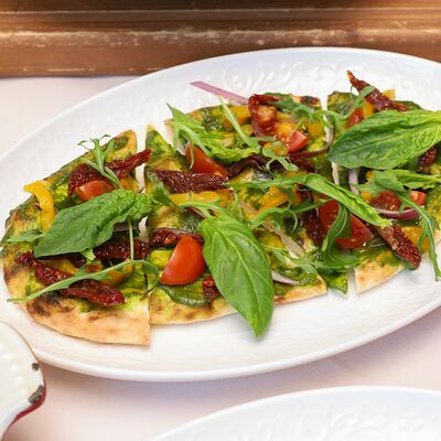 Фокаччо с песто, рукколой и вялеными томатамив Беллуччи по цене 650