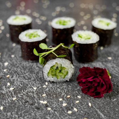 Маки с огурцом в Restobar Первый & Ресторан доставки Личный повар по цене 149 ₽