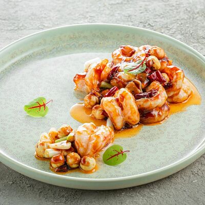 Креветки Гунбао в остро-сладком соусе с фундуком в See China по цене 760 ₽
