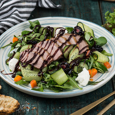 Салат с уткой и ежевикой в ЛарисуВаннуХочу по цене 590