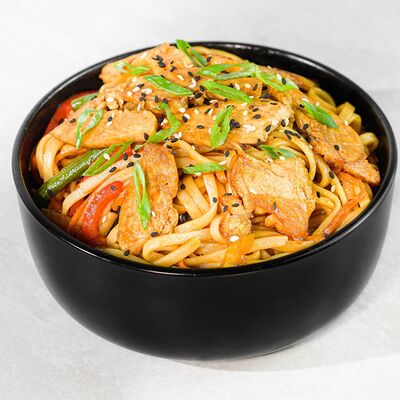 Wok удон с курицей в Черный рис по цене 530 ₽