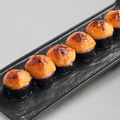 Запеченный ролл с лососем и соусом из икры летучей рыбы в Gaijin по цене 930 ₽