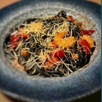 Спагетти с чернилами каракатицы, креветками и устричным соусом в Pint of Rest
