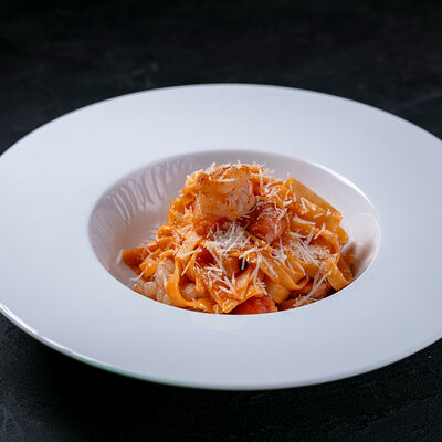 Тальятелле с лососем и креветками в Corner Grill по цене 940 ₽