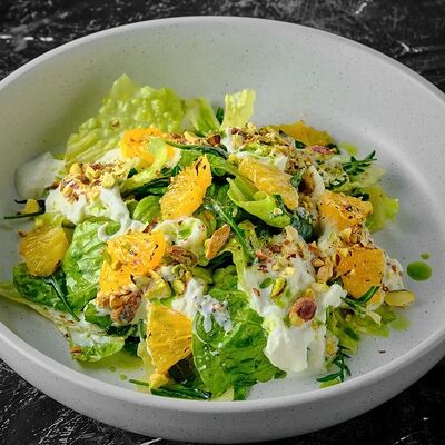 Салат с апельсинами конкассе, страчателлой, фисташками и соусом Манго-маракуйя в GORDOST по цене 780 ₽