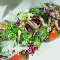 Салат с домашней ветчиной в Eva bistro