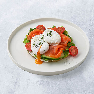Завтрак с форелью, крем-чиз и яйцом пашот в Vaffel по цене 780 ₽