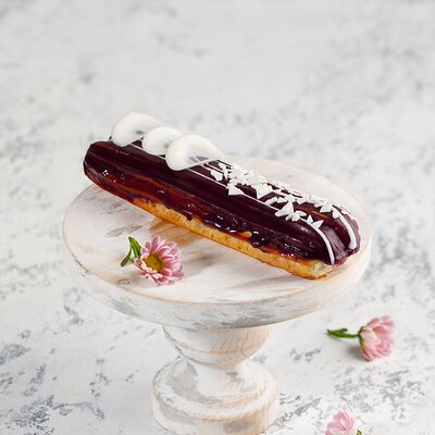 Эклер с черничным кремом в Кондитерская СантОноре по цене 176 ₽