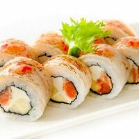 Ролл с опаленным окунем и яблоком в Fusion Sushi