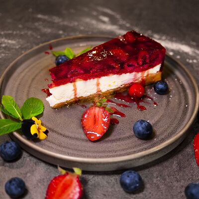 Чизкейк малиновый в Шато Манави по цене 550 ₽