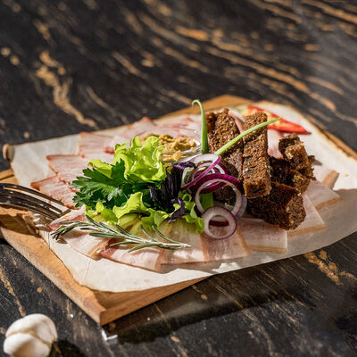 Сало с гренкамив Oзеро гриль по цене 550 ₽