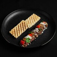 Тартар из говядины с пармезаном и тостами из хлеба в Level kitchenbar