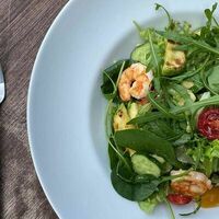 Салат с креветками и кабачками в VinBurger