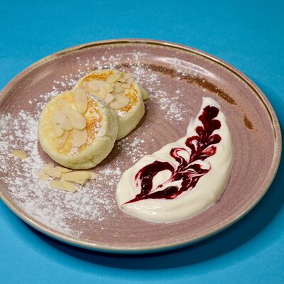 Сырники со сметаной и вишнёвым вареньем в TOPKA Reborn по цене 350 ₽