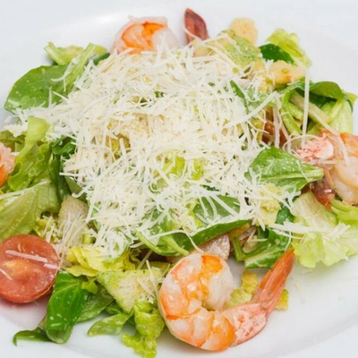 Салат цезарь с креветками в Три печки по цене 720 ₽