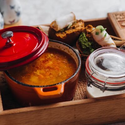 Щи масляные с квашеной капустой, говядиной и белыми грибами в Русская рыбалка по цене 840 ₽