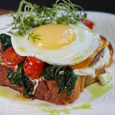 Бриошь с бифштексом, трюфельным соусом и шпинатом в Ива по цене 1030 ₽