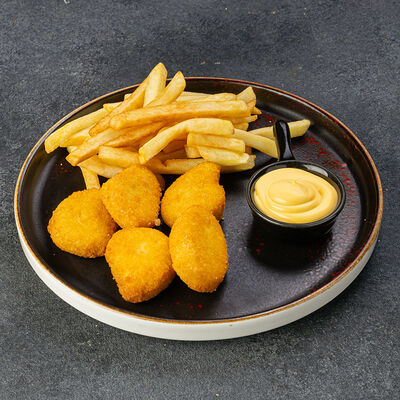 Наггетсы с картофелем фри и сырным соусом в FatBoy PUB по цене 410 ₽