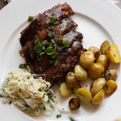 Ребра под соусом Демиглас с беби картофелем в Лизонька, ты где? по цене 760 ₽