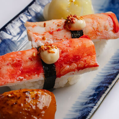 Нигири с крабом и соусом айолив Siesta fiesta по цене 1150 ₽