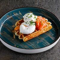 Бельгийские вафли с лососем, сливочным сыром и яйцом пашот в Puberty