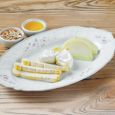 Фермерские сыры с мостардой из абрикосов в Онегин дача по цене 1790 ₽