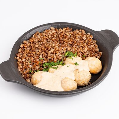 Фрикадельки в сливочно-перечном соусе с гречкой в IPPIN - Fusion Panasia по цене 290 ₽