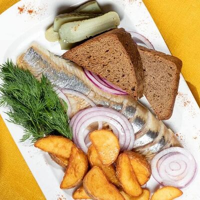 Сельдь с беби-картофелем и чесночными гренками в Restobar Бекон по цене 700 ₽