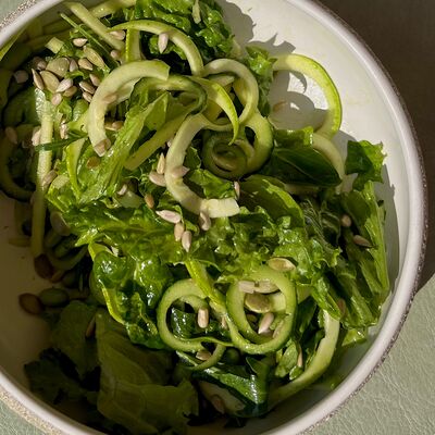 Салат с нежным кальмаром гриль на подушке из листьев салата, помидорами черри и пикантным соусом Чили в Ресторан Европа по цене 540 ₽