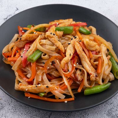 Рисовая лапша с курицей под соусом терияки в Суши Мастер по цене 279 ₽