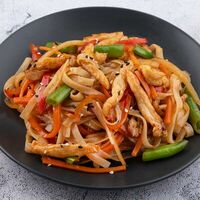 Рисовая лапша с курицей под соусом терияки в Суши Мастер
