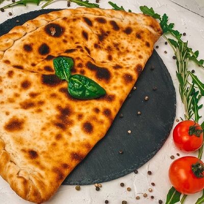 Пицца Кальцоне 25см в Pizza della Casa по цене 449 ₽