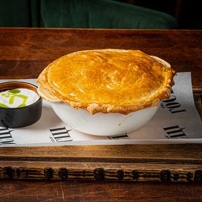 Суточные щи с лесными грибами и уткой, запеченные в горшочке в Гости Рестопаб по цене 24 р.