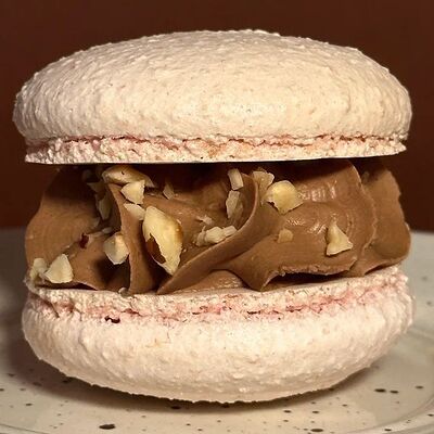 Макарон шоколад-фундук-карамельв Biscuit House по цене 360 ₽