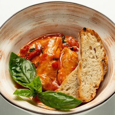 Подкопченный тунец с соусом из помидоров и чесночной гренкой в Итальянец по цене 1180 ₽