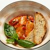 Подкопченный тунец с соусом из помидоров и чесночной гренкой в Итальянец по цене 1180
