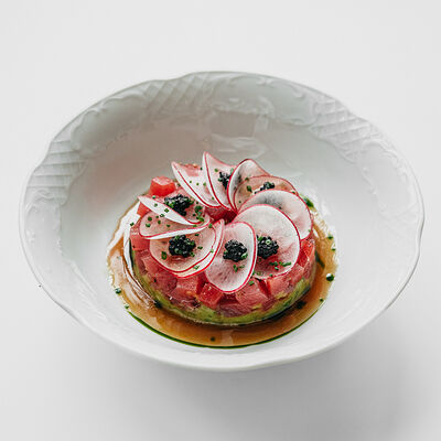 Тартар из тунца с гуакамоле и икрой палтуса в Клёво по цене 1200 ₽