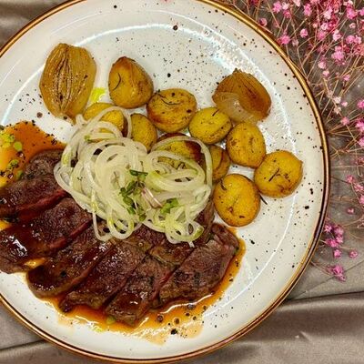 Альтернативный мраморный стейк под луковым демигляс, картофелем и маринованным луком в MON PARIS по цене 1240 ₽