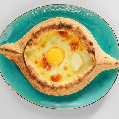 Хачапури по-аджарски с сыром и зеленью в Хинкали & Пицца по цене 599 ₽