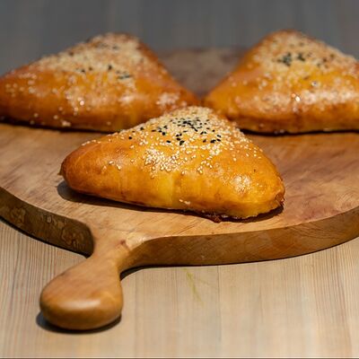 Пирожок с ветчиной и сыром в Наш Лаваш по цене 150 ₽