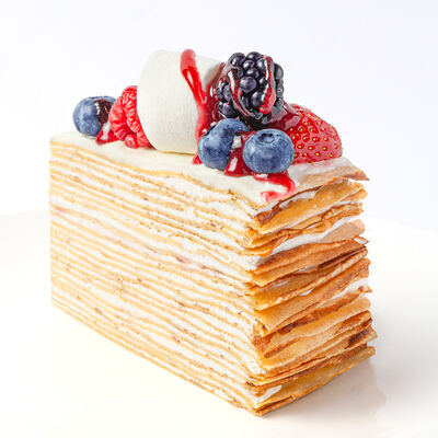 Блинный торт с ягодами и маршмеллоу (порция) в Udcкафе Upside Down Cake по цене 850 ₽