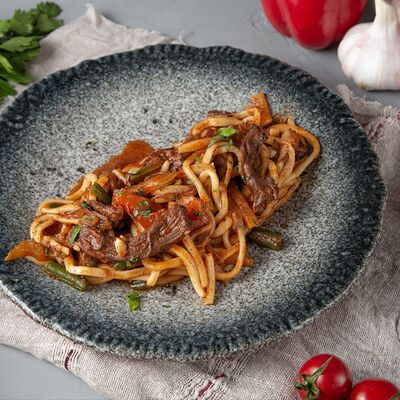 Жареный лагман с говядиной, овощами и зеленой фасолью в Куркума по цене 690 ₽