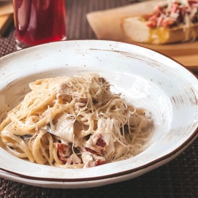 Паста Спагетти с цыпленком и шампиньонами в Соседи Home Cafe по цене 640 ₽