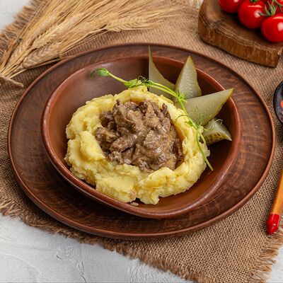 Бефстроганов с пюре в Русская кухня по цене 790 ₽