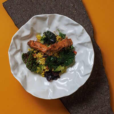 Табуле из булгура с лососем гриль в Cascade по цене 990 ₽